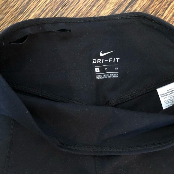 Nike Dri-Fit small black leggings with mesh detail - Picture 3 of 7